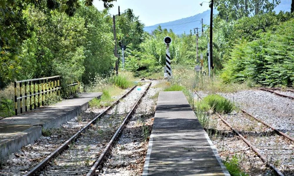 Κόρινθος: ΙΧ έπεσε από γκρεμό και κατέληξε στις γραμμές του τρένου